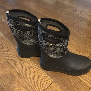 Black Bogs Boots! Youth size 6.